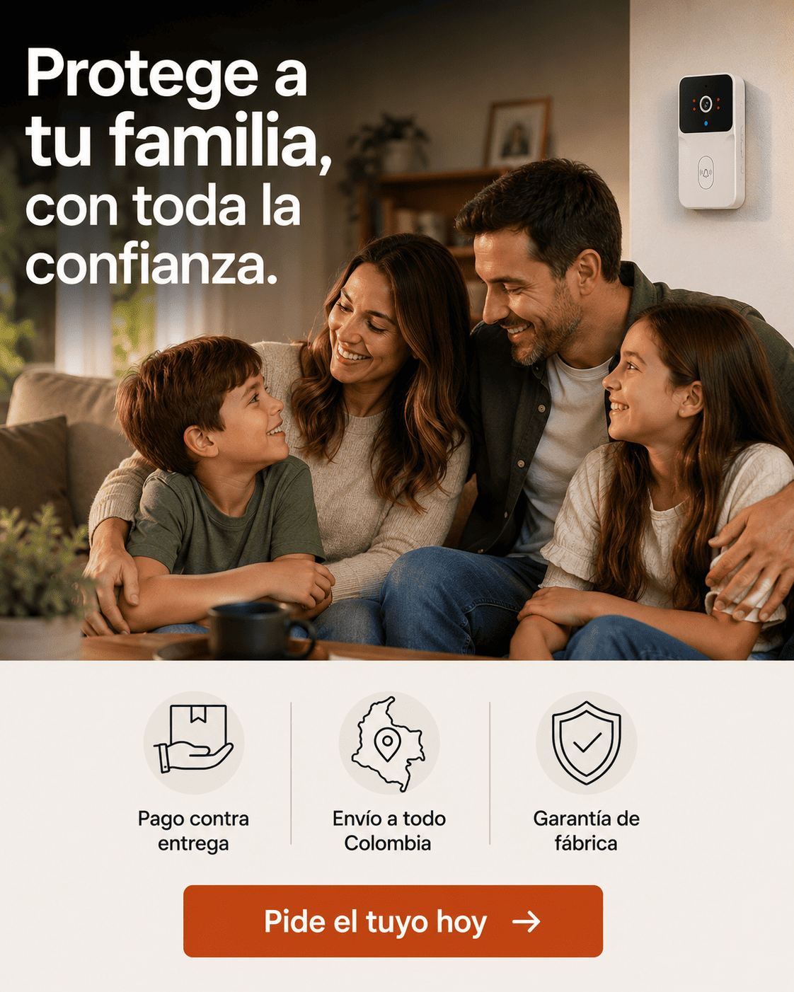 Persona revisando desde el celular quién está en la puerta de su casa, con tranquilidad