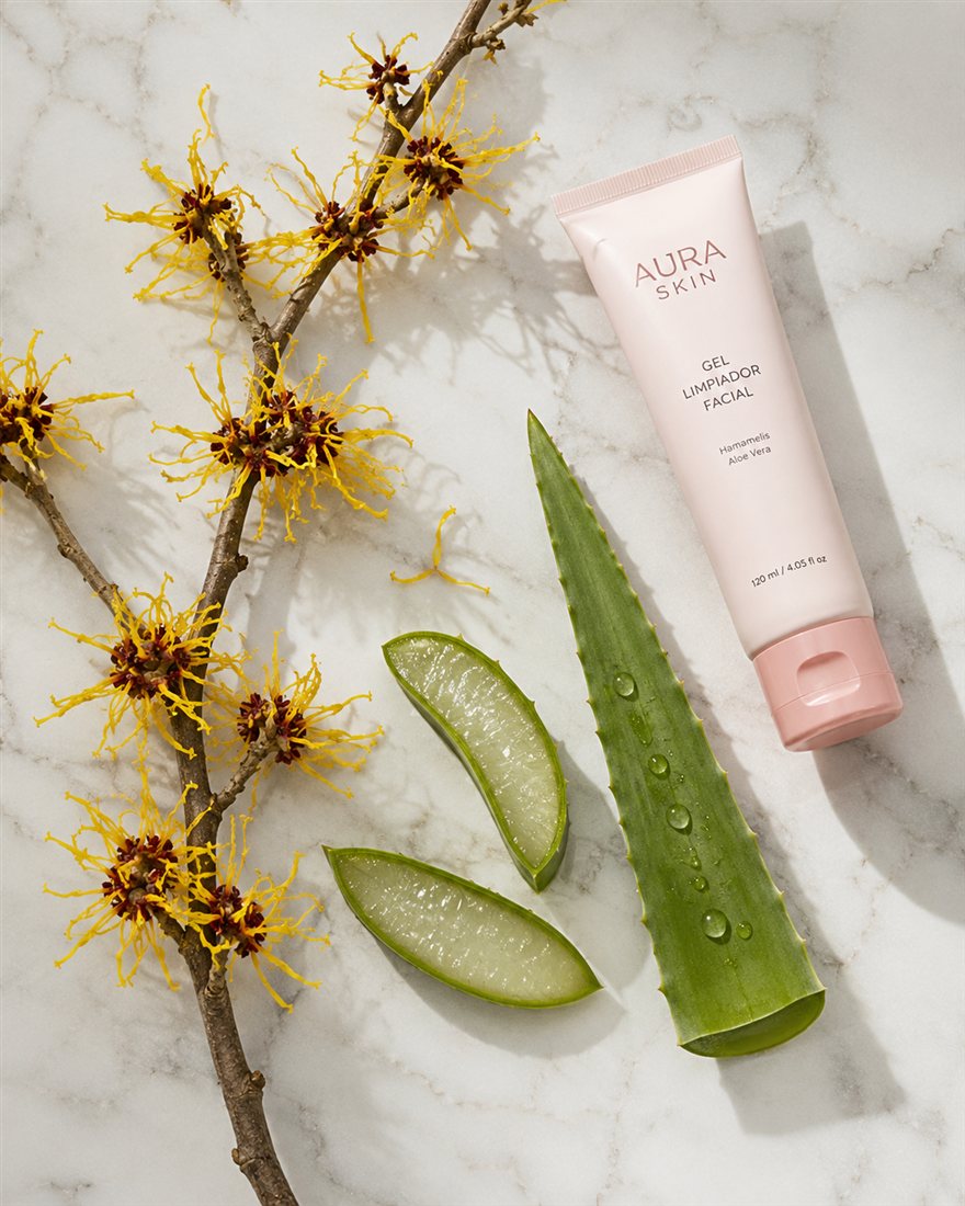 Hamamelis y aloe vera reales junto a Aura Skin™