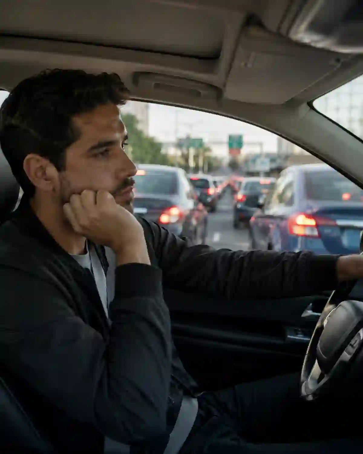 Conductor en trancón urbano, sin el producto