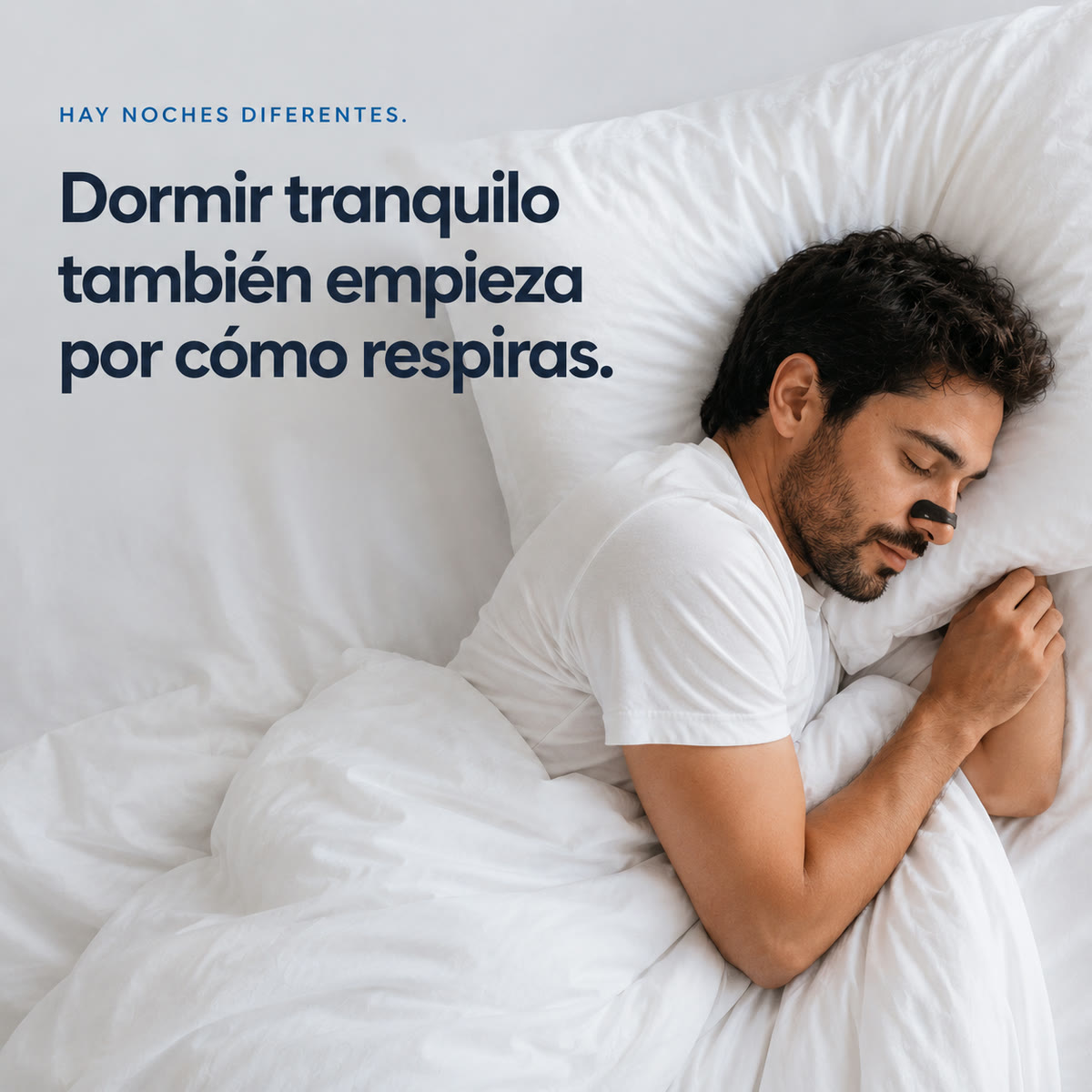 Hombre durmiendo tranquilo con el dilatador nasal Respira Fácil puesto