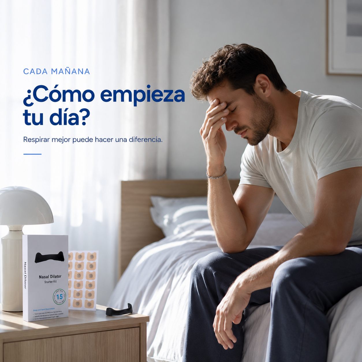 Hombre cansado al despertar, sentado en el borde de la cama junto al kit Respira Fácil
